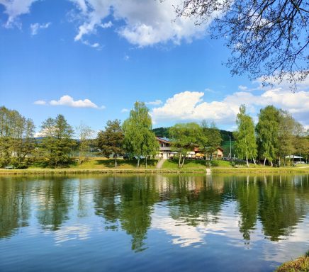 Gegenüber sind das Wirtshaus und die Minigolfanlage