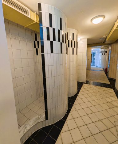 Eingang mit Duschen im Wellnessbereich